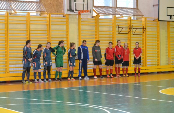 Jonavos jaunosios futbolininkės su varžovėmis pasidalino po pergalę ir pralaimėjimą