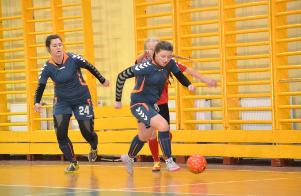 Jonavos jaunosios futbolininkės su varžovėmis pasidalino po pergalę ir pralaimėjimą