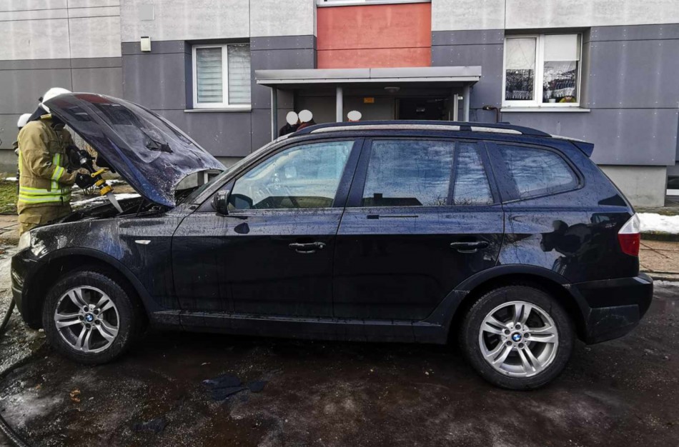 Jonavoje degė lengvasis automobilis BMW  