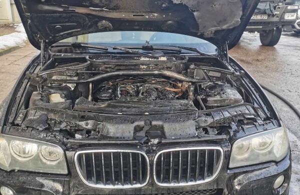 Jonavoje degė lengvasis automobilis BMW  