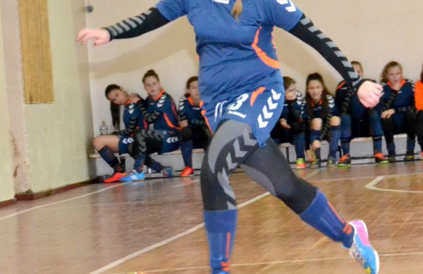 Jonavos jaunosios futbolininkės su varžovėmis pasidalino po pergalę ir pralaimėjimą