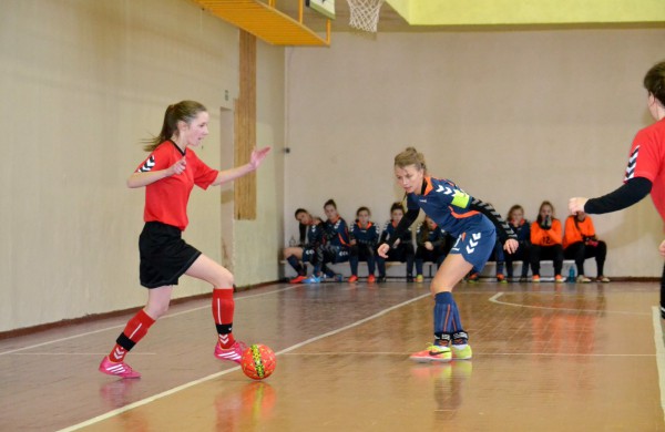 Jonavos jaunosios futbolininkės su varžovėmis pasidalino po pergalę ir pralaimėjimą