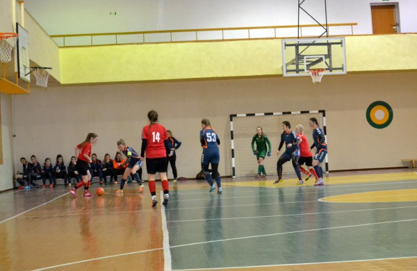 Jonavos jaunosios futbolininkės su varžovėmis pasidalino po pergalę ir pralaimėjimą