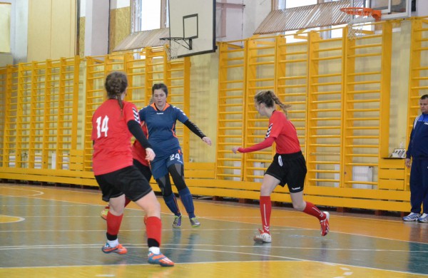 Jonavos jaunosios futbolininkės su varžovėmis pasidalino po pergalę ir pralaimėjimą