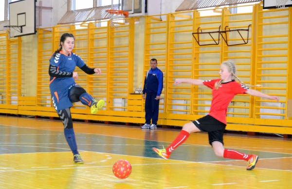 Jonavos jaunosios futbolininkės su varžovėmis pasidalino po pergalę ir pralaimėjimą