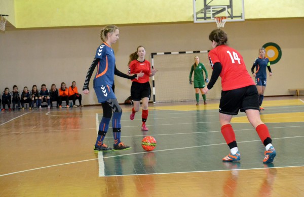 Jonavos jaunosios futbolininkės su varžovėmis pasidalino po pergalę ir pralaimėjimą