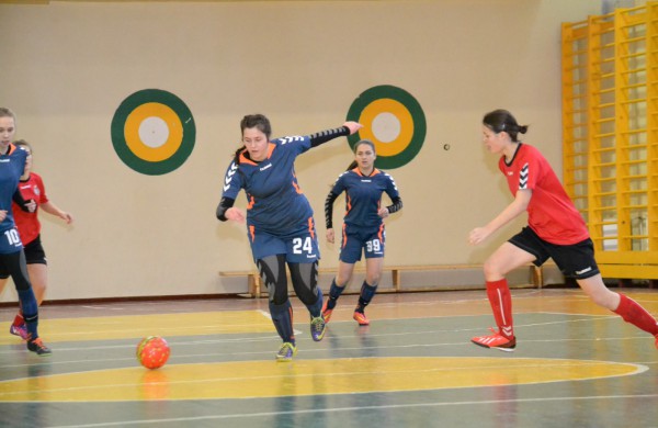 Jonavos jaunosios futbolininkės su varžovėmis pasidalino po pergalę ir pralaimėjimą