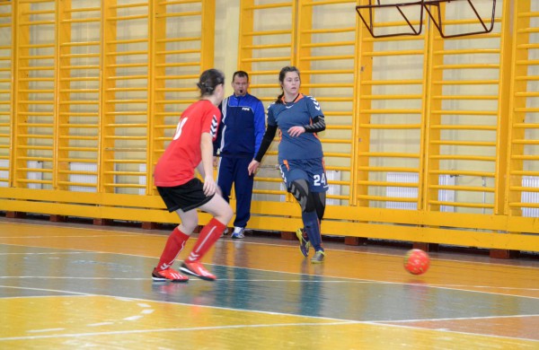 Jonavos jaunosios futbolininkės su varžovėmis pasidalino po pergalę ir pralaimėjimą