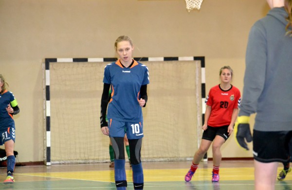 Jonavos jaunosios futbolininkės su varžovėmis pasidalino po pergalę ir pralaimėjimą