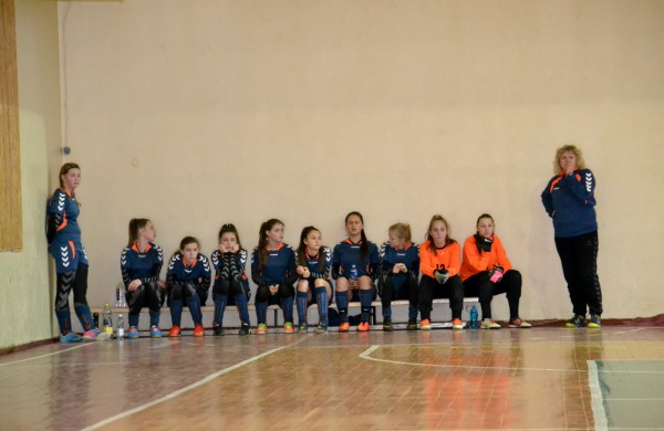 Jonavos jaunosios futbolininkės su varžovėmis pasidalino po pergalę ir pralaimėjimą