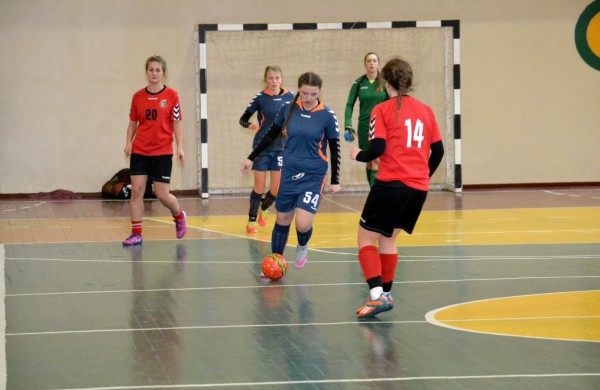 Jonavos jaunosios futbolininkės su varžovėmis pasidalino po pergalę ir pralaimėjimą