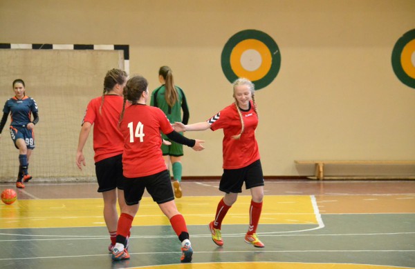 Jonavos jaunosios futbolininkės su varžovėmis pasidalino po pergalę ir pralaimėjimą