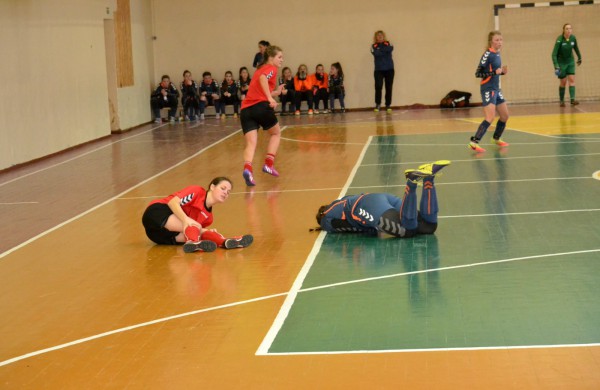 Jonavos jaunosios futbolininkės su varžovėmis pasidalino po pergalę ir pralaimėjimą