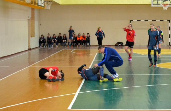 Jonavos jaunosios futbolininkės su varžovėmis pasidalino po pergalę ir pralaimėjimą