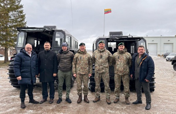 Rukloje pristatytas Kijeve gaminamas visureigis SHERP: siūloma gaminti Lietuvoje