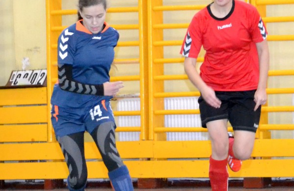 Jonavos jaunosios futbolininkės su varžovėmis pasidalino po pergalę ir pralaimėjimą