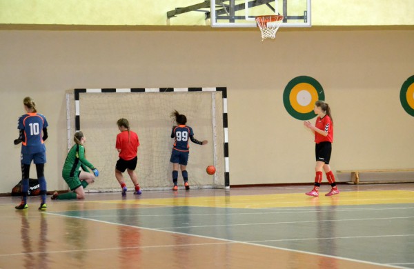 Jonavos jaunosios futbolininkės su varžovėmis pasidalino po pergalę ir pralaimėjimą