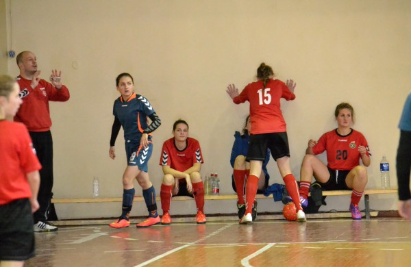 Jonavos jaunosios futbolininkės su varžovėmis pasidalino po pergalę ir pralaimėjimą