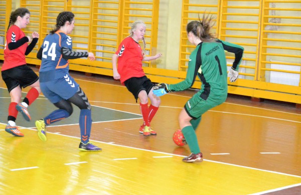 Jonavos jaunosios futbolininkės su varžovėmis pasidalino po pergalę ir pralaimėjimą