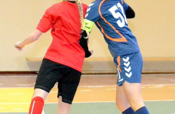 Jonavos jaunosios futbolininkės su varžovėmis pasidalino po pergalę ir pralaimėjimą