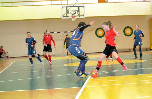 Jonavos jaunosios futbolininkės su varžovėmis pasidalino po pergalę ir pralaimėjimą