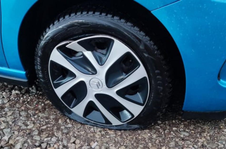 Po pranešimo, kad įvažiavus į duobę nereikia kviesti policijos - diskusija: kaip sužinoti kam priklauso kelias?