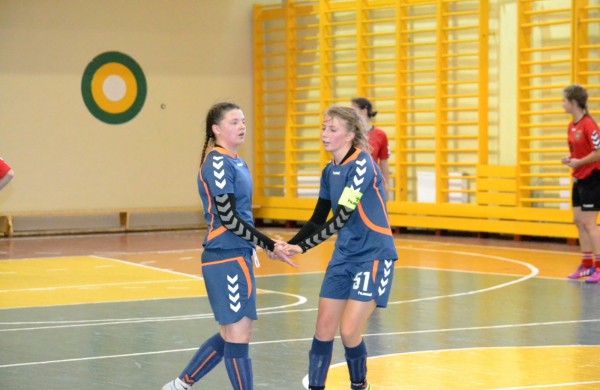 Jonavos jaunosios futbolininkės su varžovėmis pasidalino po pergalę ir pralaimėjimą