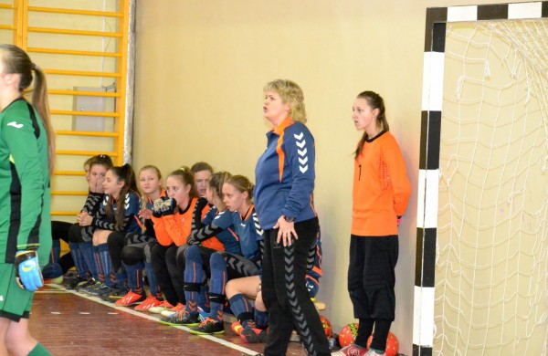 Jonavos jaunosios futbolininkės su varžovėmis pasidalino po pergalę ir pralaimėjimą