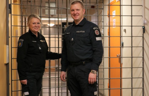 „Pro rakto skylutę“ pareigūnų, dirbančių areštinėje, kasdienybė