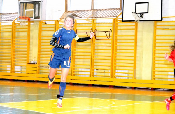 Jonavos jaunosios futbolininkės su varžovėmis pasidalino po pergalę ir pralaimėjimą