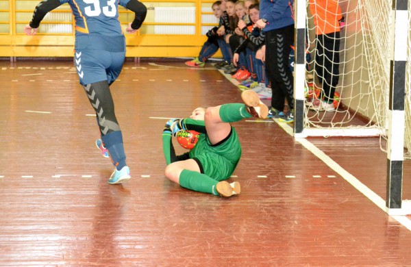 Jonavos jaunosios futbolininkės su varžovėmis pasidalino po pergalę ir pralaimėjimą