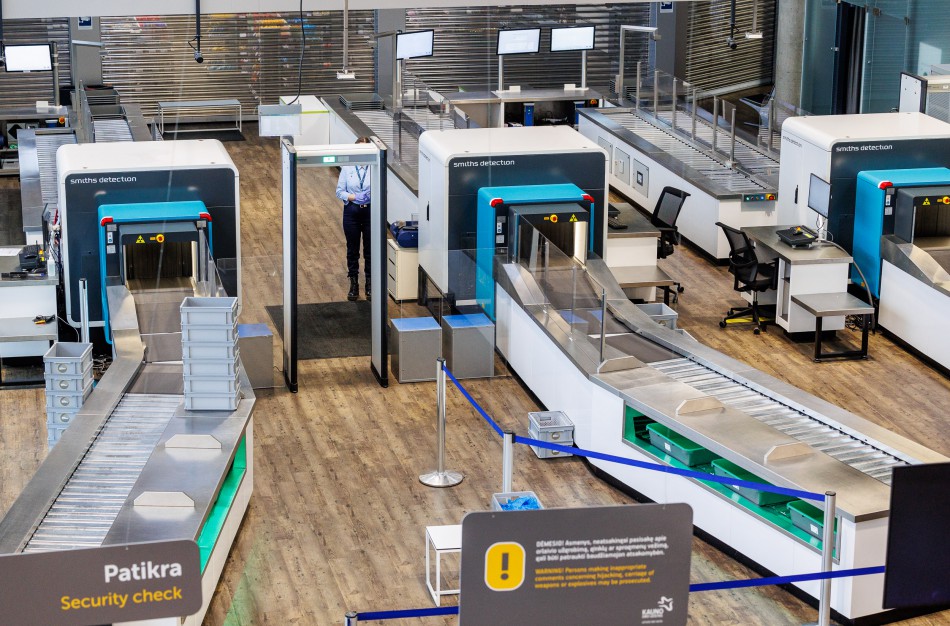 Inovacijos Kauno oro uoste: keleivių rankinį bagažą jau tikrina naujausios kartos aviacijos saugumo skeneriai