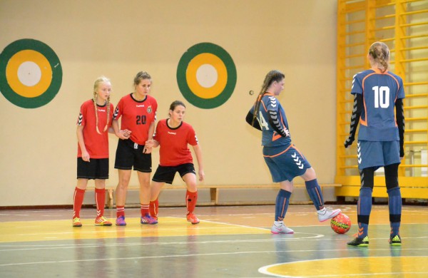 Jonavos jaunosios futbolininkės su varžovėmis pasidalino po pergalę ir pralaimėjimą