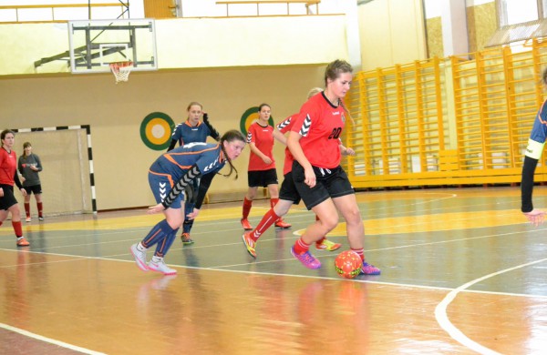 Jonavos jaunosios futbolininkės su varžovėmis pasidalino po pergalę ir pralaimėjimą