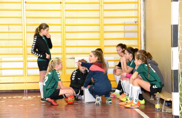 Jonavos jaunosios futbolininkės su varžovėmis pasidalino po pergalę ir pralaimėjimą