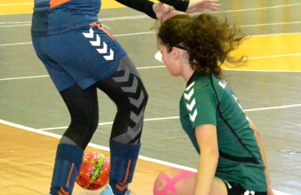 Jonavos jaunosios futbolininkės su varžovėmis pasidalino po pergalę ir pralaimėjimą