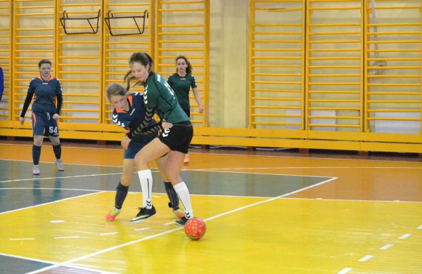 Jonavos jaunosios futbolininkės su varžovėmis pasidalino po pergalę ir pralaimėjimą