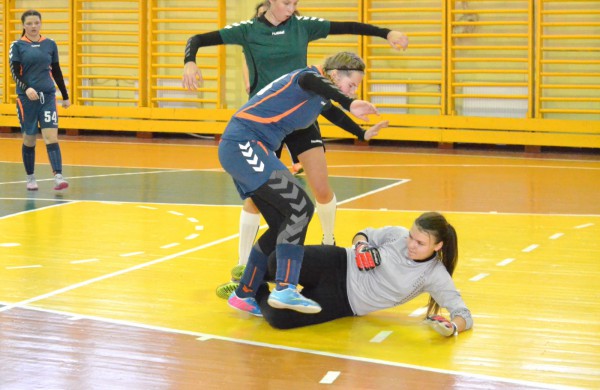 Jonavos jaunosios futbolininkės su varžovėmis pasidalino po pergalę ir pralaimėjimą