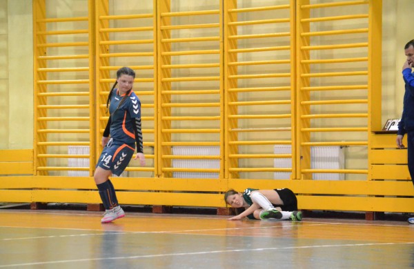 Jonavos jaunosios futbolininkės su varžovėmis pasidalino po pergalę ir pralaimėjimą