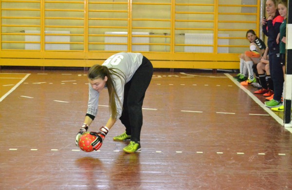 Jonavos jaunosios futbolininkės su varžovėmis pasidalino po pergalę ir pralaimėjimą