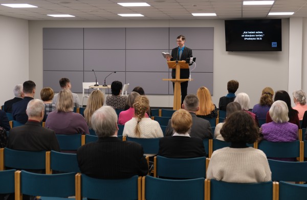 Jonavoje duris atvėrė atnaujinta Jehovos liudytojų Karalystės salė