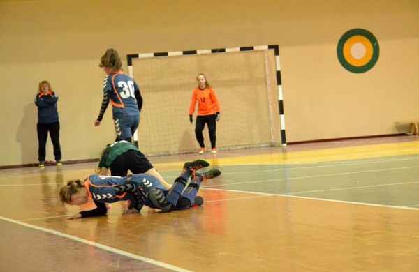 Jonavos jaunosios futbolininkės su varžovėmis pasidalino po pergalę ir pralaimėjimą