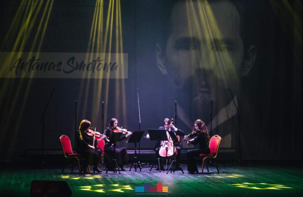 Lietuvos valstybės atkūrimo dieną širdys siaudė Lietuvai