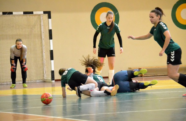 Jonavos jaunosios futbolininkės su varžovėmis pasidalino po pergalę ir pralaimėjimą