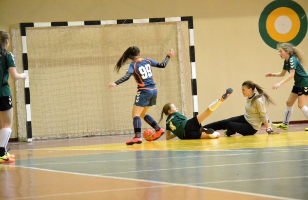 Jonavos jaunosios futbolininkės su varžovėmis pasidalino po pergalę ir pralaimėjimą