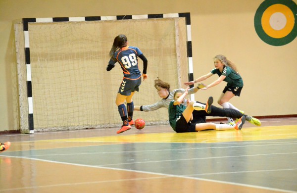 Jonavos jaunosios futbolininkės su varžovėmis pasidalino po pergalę ir pralaimėjimą