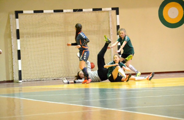 Jonavos jaunosios futbolininkės su varžovėmis pasidalino po pergalę ir pralaimėjimą