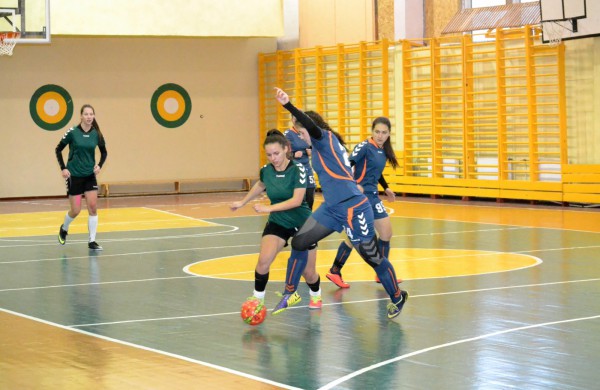 Jonavos jaunosios futbolininkės su varžovėmis pasidalino po pergalę ir pralaimėjimą