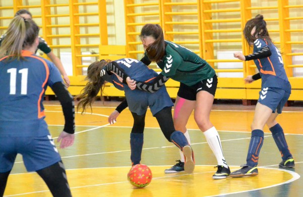 Jonavos jaunosios futbolininkės su varžovėmis pasidalino po pergalę ir pralaimėjimą