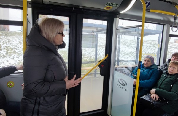 Pusvalandis su gidu: Jonavos istorija pro autobuso langą  